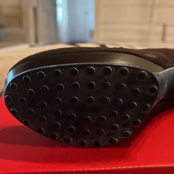 Tod’s Womens Block Heel Dark Brown Suede Pump Sz 38.5 never worn - Picture 5 of 7